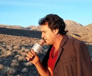 آواز خیابانی؛ ببینید اجرای دلنشین و محلی پسر سیرجانی تو طبیعت که حسابی به دل می شینه