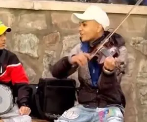 مطربی خیابانی؛ دوتا نوجوان وسط خیابان با کلی احساس آهنگ بی احساس عقیلی رو می نوازند