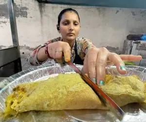 غذای خیابانی؛ این خانم با تخم مرغ معجزه می کنه و غذاهای خلاقانه اش تو کل هند زبانزده
