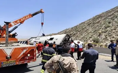 واژگونی اتوبوس در محور فیروزآباد – کوار؛ آمار کشته‌ها به ۲۱ نفر افزایش یافت