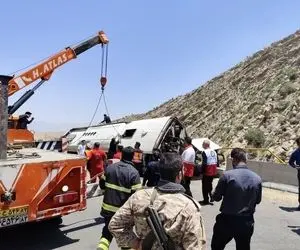 واژگونی اتوبوس در محور فیروزآباد – کوار؛ آمار کشته‌ها به ۲۱ نفر افزایش یافت