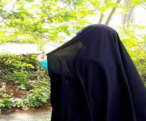 (عکس) این خانم محجبه به خاطر چادرش از مترو سوار شدن می‌ترسد!