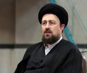 تصویر سید حسن خمینی در کنار لباس نظامی سردار سلامی که در لحظه شهادت بر تن داشت