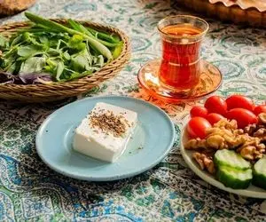 چه چیزی هایی را نباید با پنیر بخوریم؛ ۱۶ ماده غذایی ممنوعه