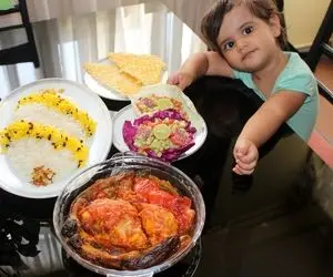 آشپزی حرفه ای؛ طرز تهیه مسمای مرغ و بادمجان / ترفند طلایی گرفتن بوی زهم مرغ