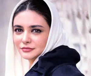 تیپ چشمگیر لیندا جون با کلاه و مانتویی که حسابی باز شد؛ چقد راحت!