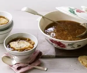 طرز تهیه سوپ پیاز فرانسوی؛ قاتل سرماخوردگی!