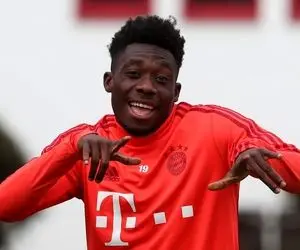 ابر انسانی که دفاع راست بایرن بازی می‌کند