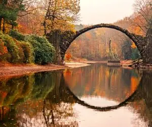 شگفتانه های معماری؛ پل نیم دایره ای راکوتز در آلمان که انعکاس تو آب بسیار خوش منظره