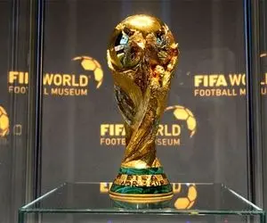 (عکس) کاپ جام جهانی در دستان آشپز معروف!