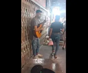 آواز خیابانی؛ ببینید این جوان چطور تو بازار همه رو به وجد آورده!