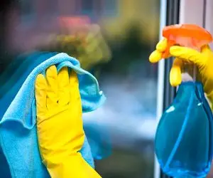 ترفندهای خونه تکونی عید؛ چجوری سطوح شیشه ای رو برق بندازیم؟