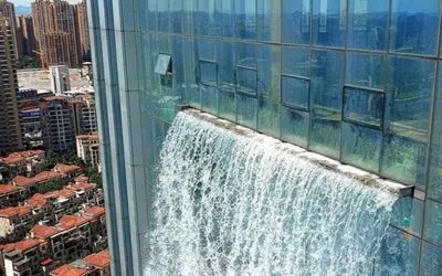 ساخت چین؛ چینیا بزرگترین آبشار مصنوعی دنیارو با 108 متر ارتفاع تو شکم یه برج ساختن 