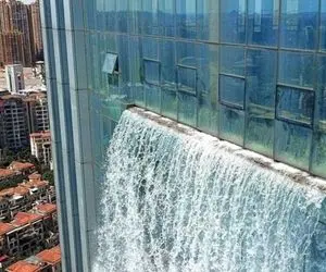 ساخت چین؛ چینیا بزرگترین آبشار مصنوعی دنیارو با 108 متر ارتفاع تو شکم یه برج ساختن 