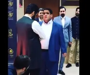 آواز خیابانی؛ ببینید این آقا چه خفن آهنگ لالایی رو پیش خود علی زند وکیلی خوند فیض برد