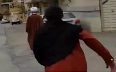 (ویدیو) پرت کردن و هتک حرمت به عمامه یک روحانی توسط دختر جوان!