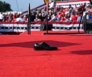 آنچه که کفش رها شده دونالد ترامپ درباره او فاش می‌کند