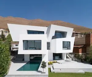 خانه مشا ویلایی نامتقارن از احجام/ بنایی الهام گرفته از ادغام زندگی انسان با طبیعت