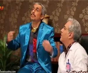 سکانس خندان/مهران مدیری یه چی تو پشت صحنه میگه که رضویان چایی میریزه از دهنش