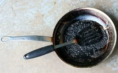 ترفندهای خانگی؛ قابلمه جزغاله شده رو دور ننداز اگه عین زغال شده با نوشابه تمیزش کن