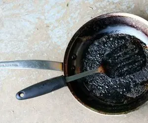 ترفندهای خانگی؛ قابلمه جزغاله شده رو دور ننداز اگه عین زغال شده با نوشابه تمیزش کن