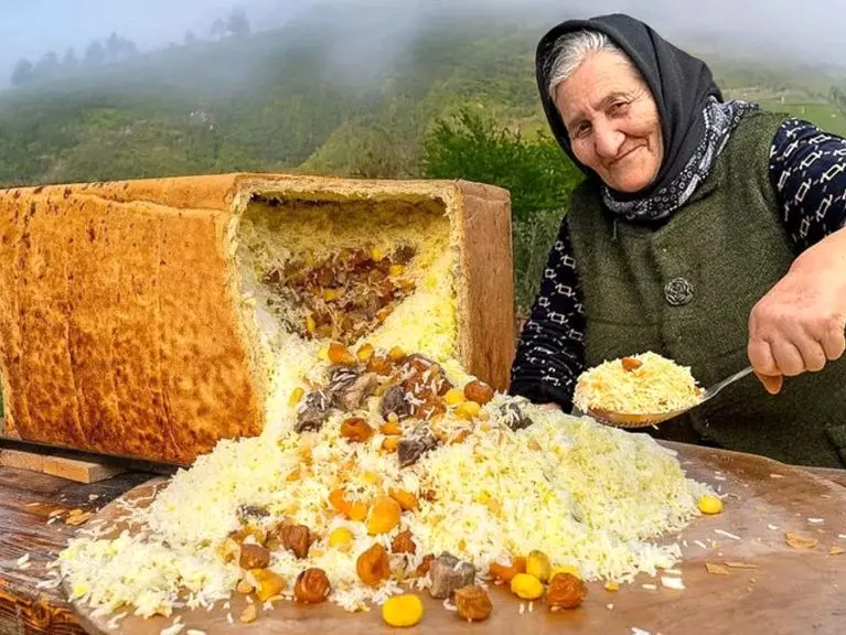 آشپزی روستایی؛ پخت شاه پلوی پر ملات توسط مادربزرگ خوش سلیقه