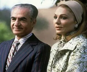 سفر به ایام قدیم سال 1345؛ قیافه تیز مزاج فرح از پشت به محمدرضا پهلوی