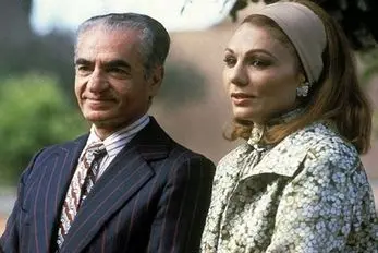سفر به ایام قدیم سال 1345؛ قیافه تیز مزاج فرح از پشت به محمدرضا پهلوی