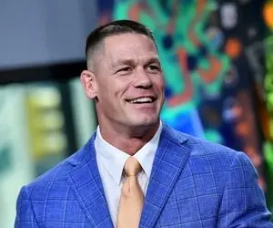 (عکس) تصویر جان سینا با دامن، جوراب و کفش پاشنه بلند! 