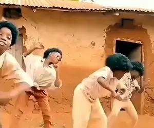 آواز محلی؛ رقص خیلی شاد و پر انرژی بچه های بیابون نشین که مثل یویو میپرن بالا پایین