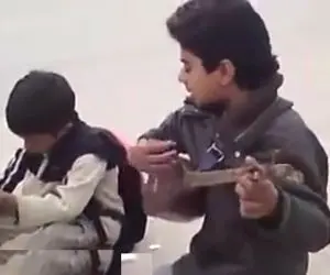 آواز خیابانی؛ ببینید این کودک کار چه آهنگ سوزداری راجب مرگش میخونه که قلبت درد میگیره