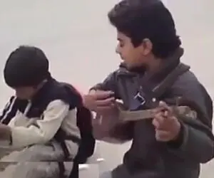 آواز خیابانی؛ ببینید این کودک کار چه آهنگ سوزداری راجب مرگش میخونه که قلبت درد میگیره