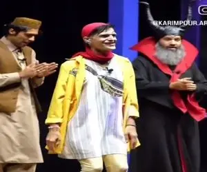 آواز شاد؛ پسر شبیه خواهر ناتنی سیندرلا تیپ زده وسط تئاتر مثل همونم اداهای نچسب میاد