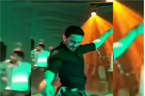 آواز شاد؛ آقاهه سبیلاش کلفته اما یجور رو آهنگ گیلکی رقص ایرانی میره یه تالار محوشه