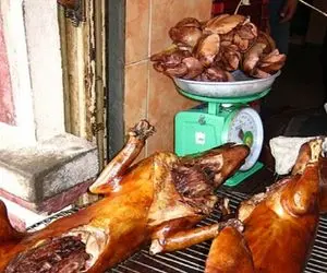 فرآوری سگ؛ سگ‌ها رو درسته و زنده کز میدن سرآشپز ساطوریش میکنه واسه کنار غذا