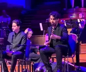 آواز همایونی؛ همایون شجریان تو کنسرت آهای خبردار خوند سالن به افتخارش خبردار ایستاد