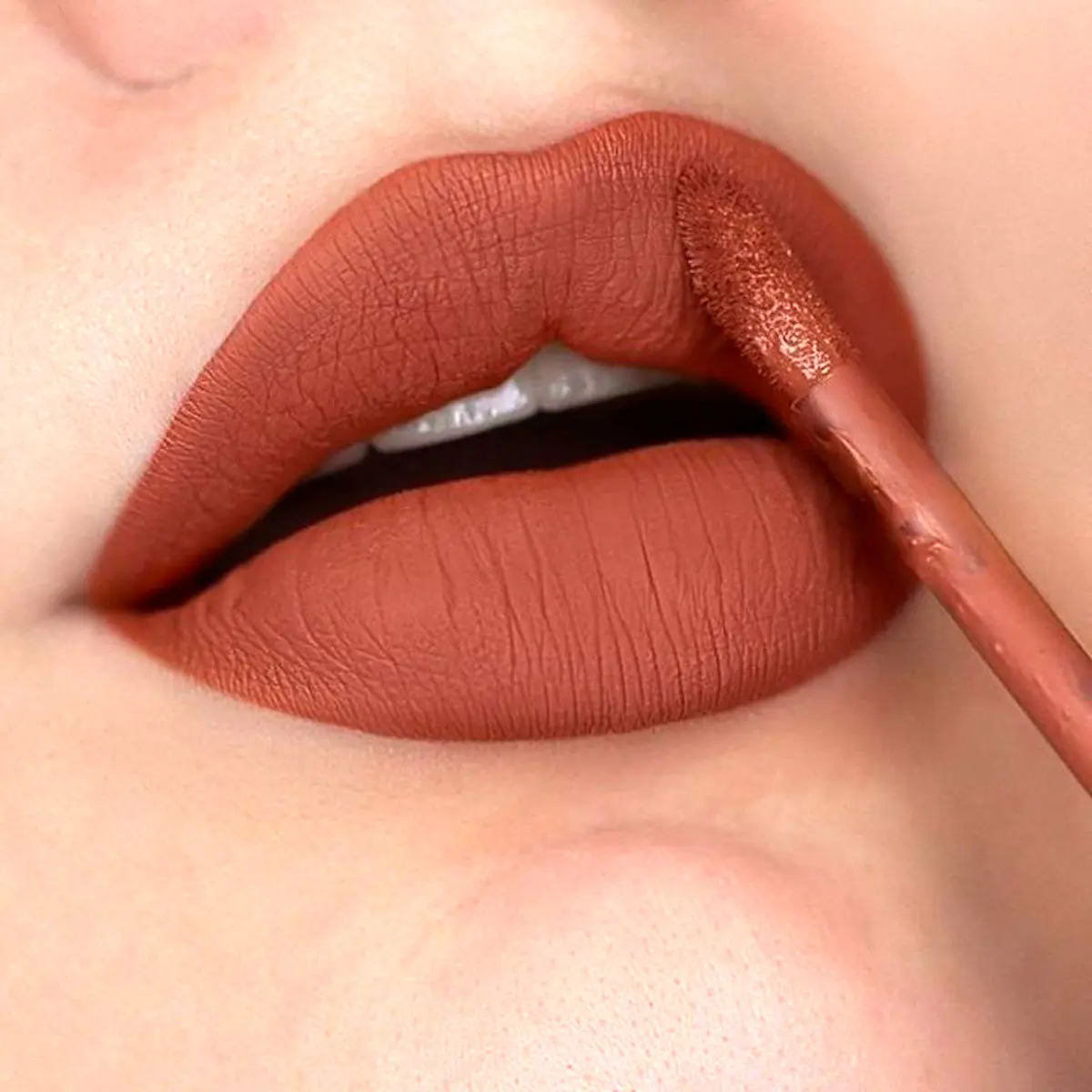 زیباترین-رنگ_-های-رژ-لب-۲۰۲۵-انتخابی-شیک-برای-هر-سبک-آرایشی-5