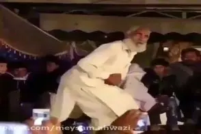 آواز شاد؛ پیرمرد شنگول با قدقد مرغ جوری رقصیدا عزرائیل قراردادشو تمدید کرد نمیره حیفه