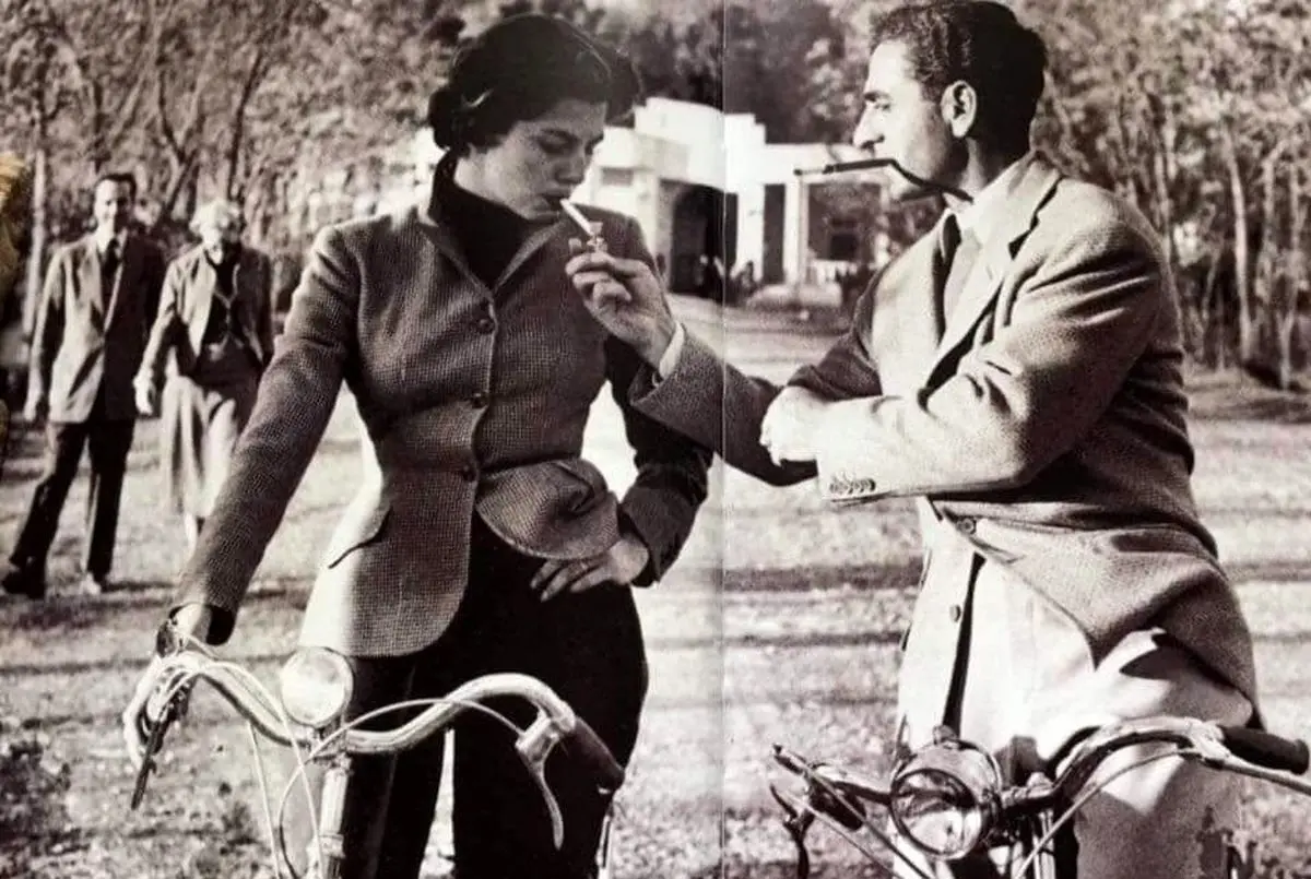 شاه و زن سیگاری