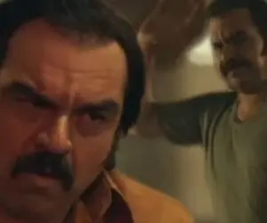 آواز برزنی؛ رقص لو رفته شهرام قائدی با مینی ژوب وسط یه جمعیت مور و ملخی چه دستی میزنن