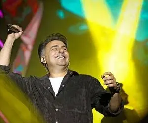 آواز کنسرتی؛ رقص حرفه ای علیرضا طلیسچی تو اجراش که همین حین به طرفدارشم اخطار میده