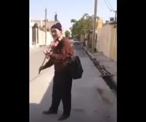 آواز خیابانی؛ ببینید پیرمرد دلشکسته چه گوش نواز و احساسی تو کوچه پس کوچه اجرا می کنه