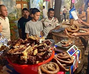 غذای خیابانی؛ ببیینید این دو داداش ازبکی تو تنور گلی چه ناب پلو کباب طبخ می کنن