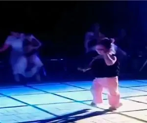 آواز شاد؛ دختربچه فینقیل نه قدش قد میده نه سنش ولی دلبری رو قورت داده /رقصشووو