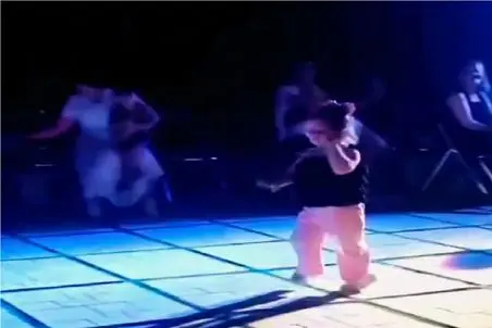 آواز شاد؛ دختربچه فینقیل نه قدش قد میده نه سنش ولی دلبری رو قورت داده /رقصشووو