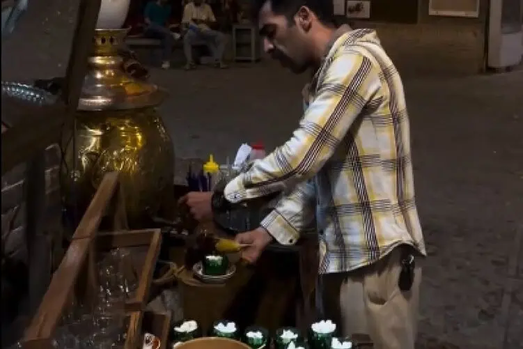 آواز احساسی؛ آقاهه با سینی چای بر موج غم نشسته منم خوند غم عالم نشست تو دلمون