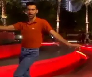 آواز محلی؛ حرکات موزون این پسر که پاچه شلوارو زده بالا و جلو متل قو حس ناز بودن داره