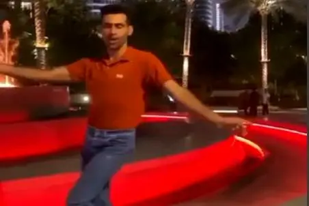 آواز محلی؛ حرکات موزون این پسر که پاچه شلوارو زده بالا و جلو متل قو حس ناز بودن داره