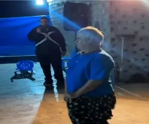 آواز شادیسم؛ مرد میانسال با آهنگ مانتو زرشکی چه رقص فول انرژی رفت دامنش فقط