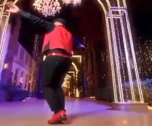 آواز محلی؛ حرکات موزون لرزشی مرد شاپو قرمز با کفش جیگری با آهنگ بندری  مو دلوم تنگته